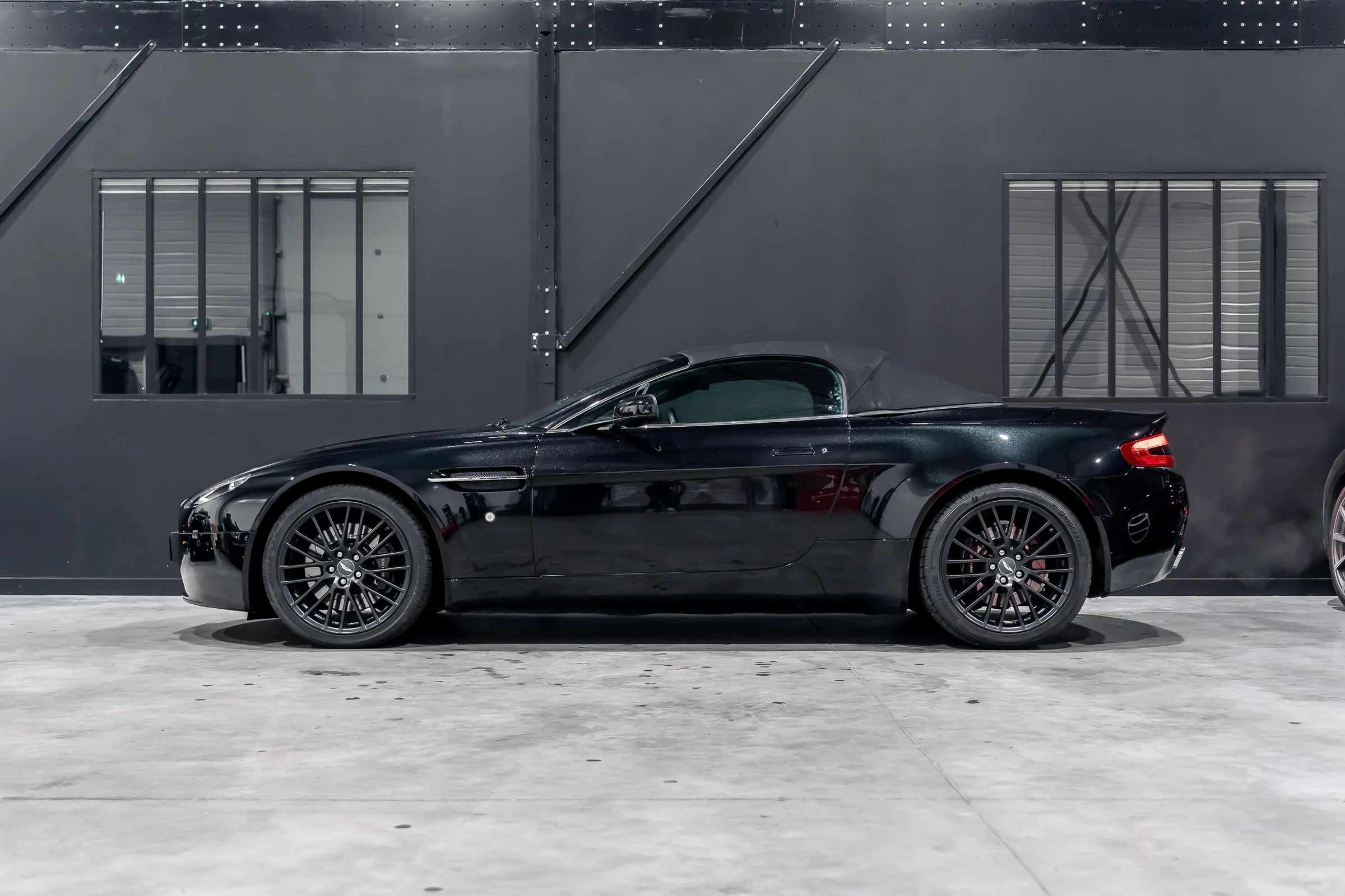 Aston Martin V8 Vantage Roadster 4.7l Sportshift — photo 2